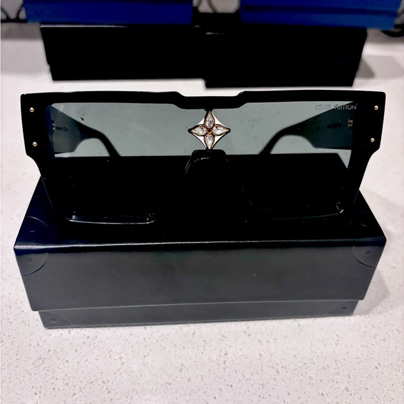 Louis Vuitton sunglasses - Picture 1 of 4